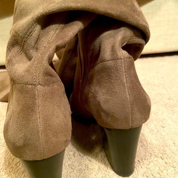 Thigh high Marc Fisher boots. 3” block heel. Like new! Worn once. Size 9.5 - Picture 4 of 8